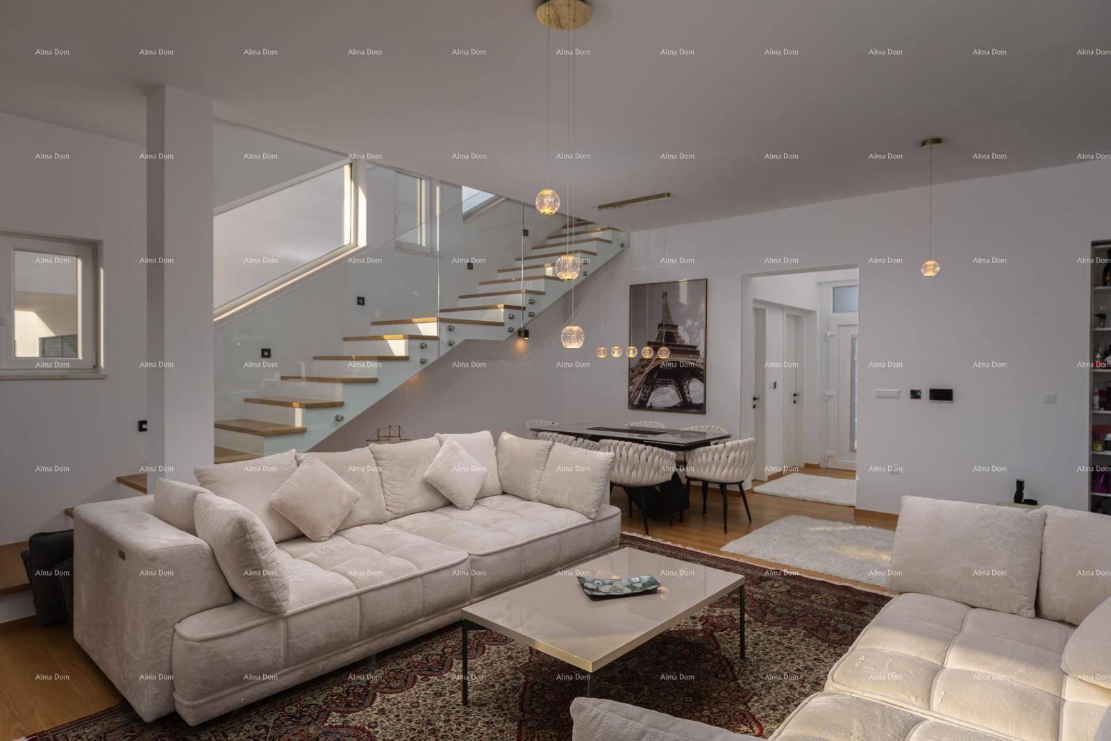 Offener Wohn- und Essbereich mit modernen Möbeln, Holzboden und eleganter Treppe.
