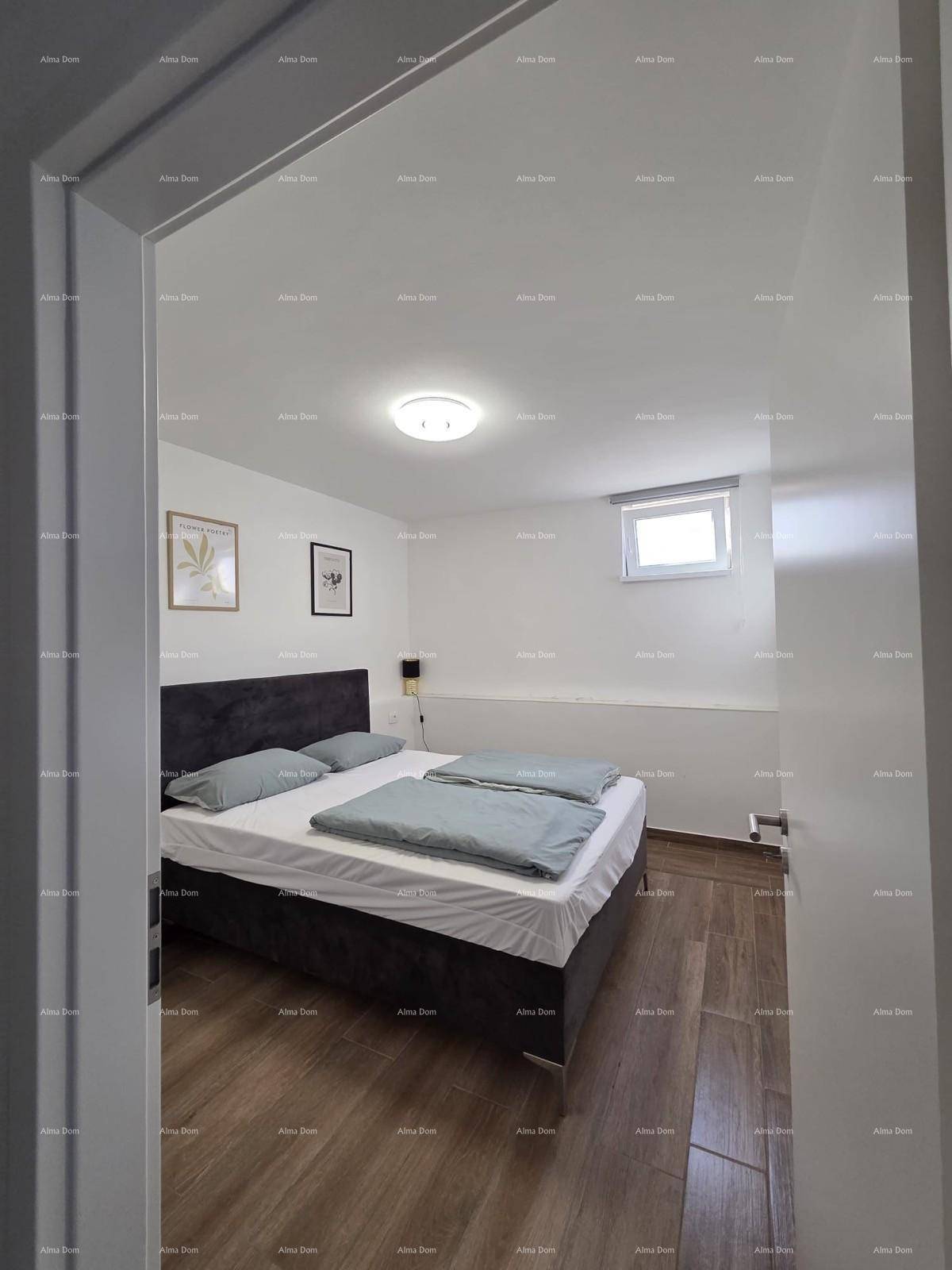 Ruhiges Schlafzimmer mit Doppelbett, Holzboden und schlichter, moderner Einrichtung.