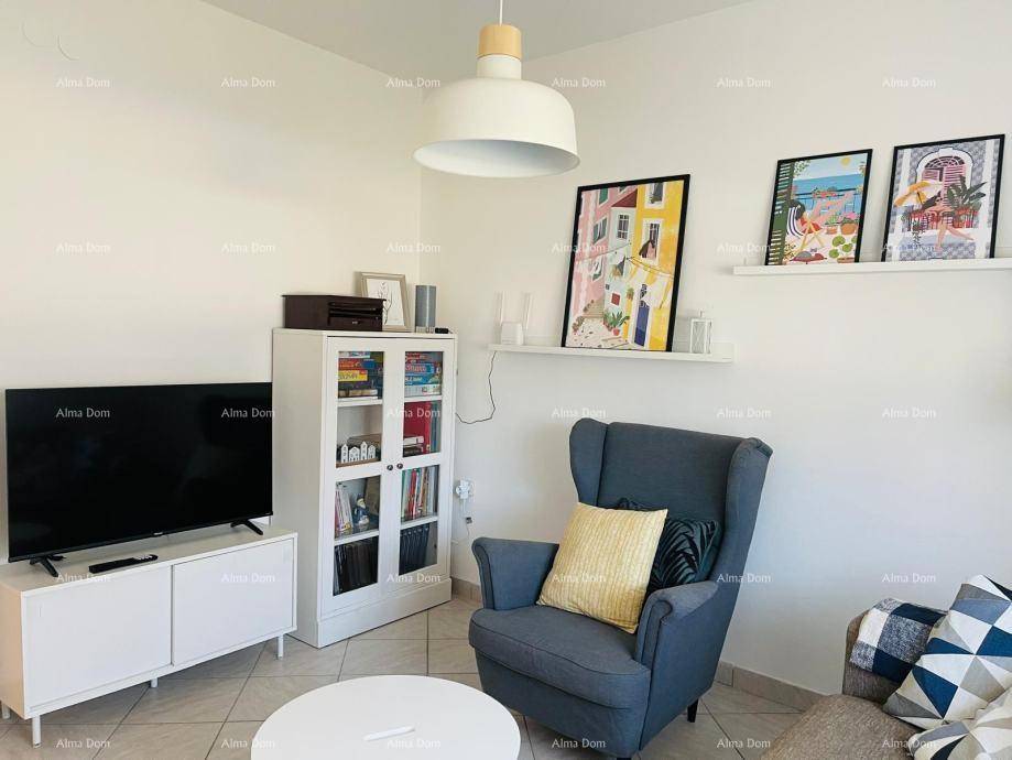 Helles Wohnzimmer mit bequemen Sitzmöbeln, Fernseher und modernen Bildern.