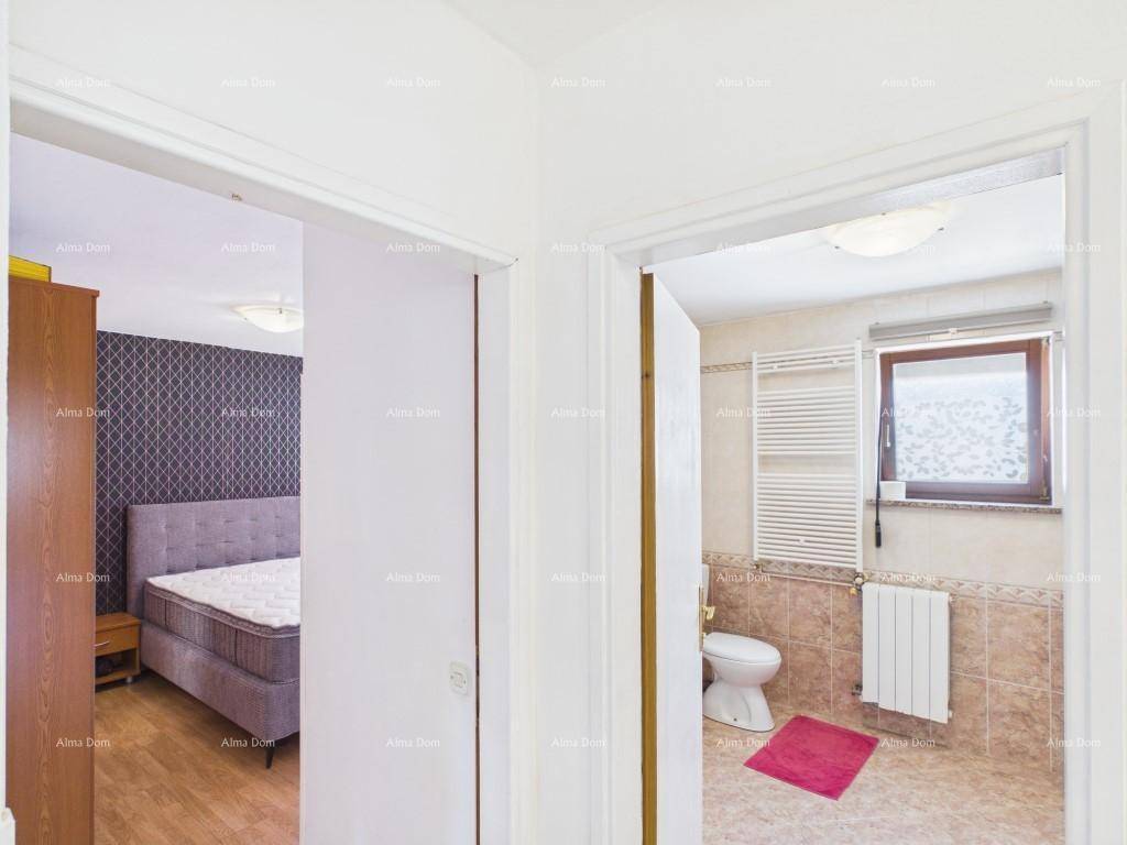 Blick vom Flur in ein Schlafzimmer und ein Badezimmer mit WC und Heizkörper, beide gut zugänglich.