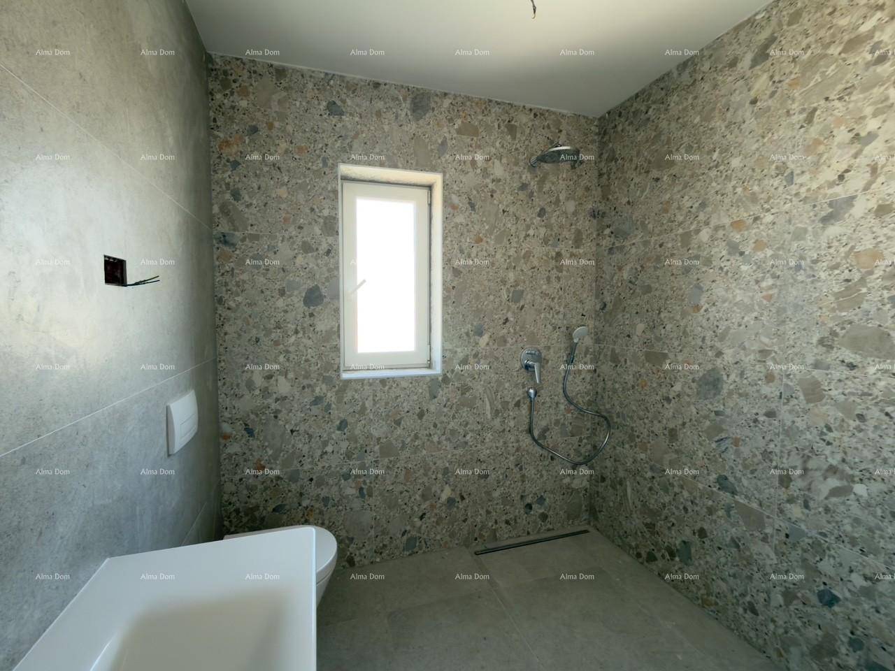 Modernes Badezimmer mit großformatigen Fliesen, Duschbereich und Fenster.