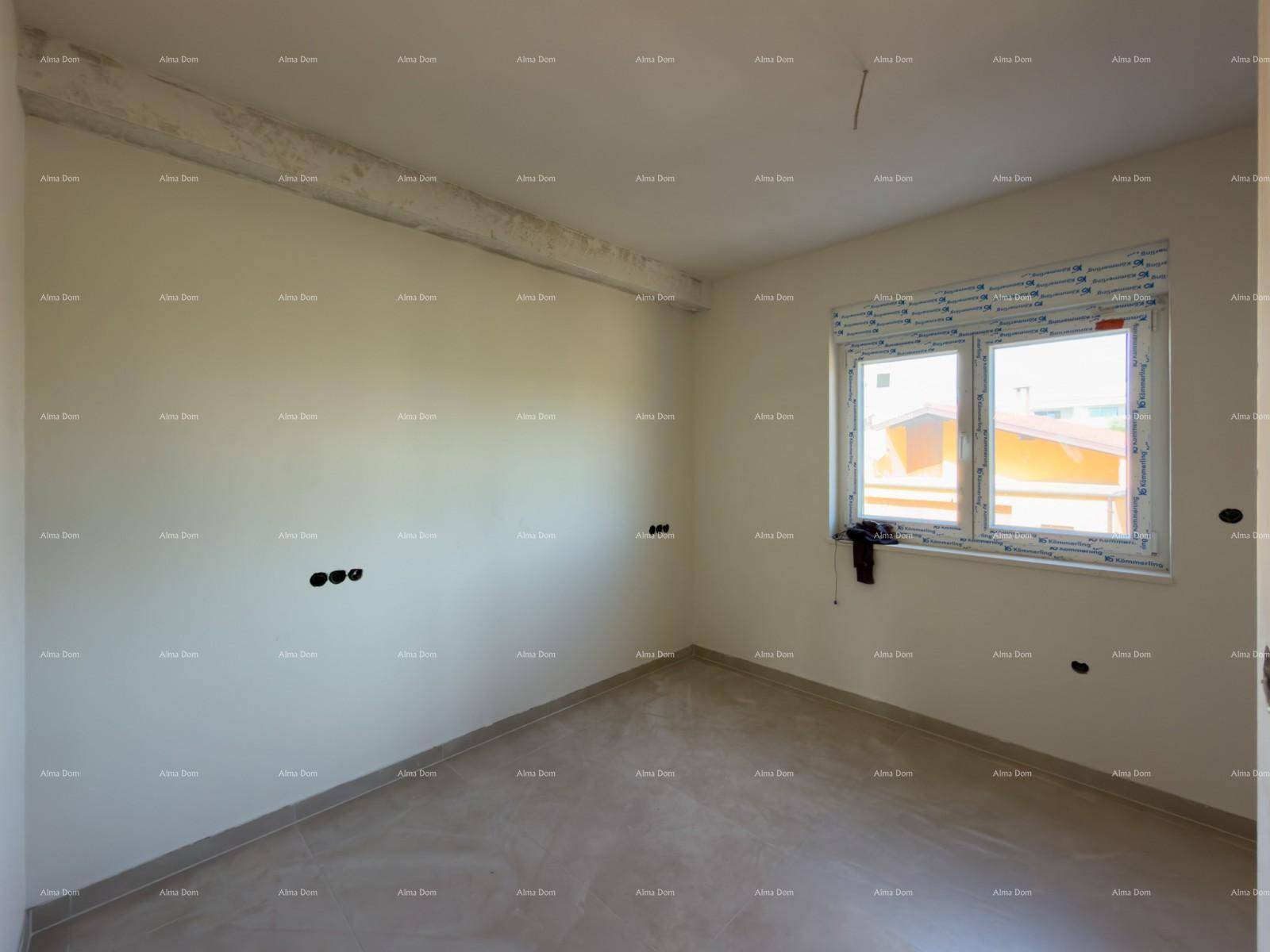 Helles Schlafzimmer im Rohbau mit Fenster und Fliesenboden, bereit für die Einrichtung.