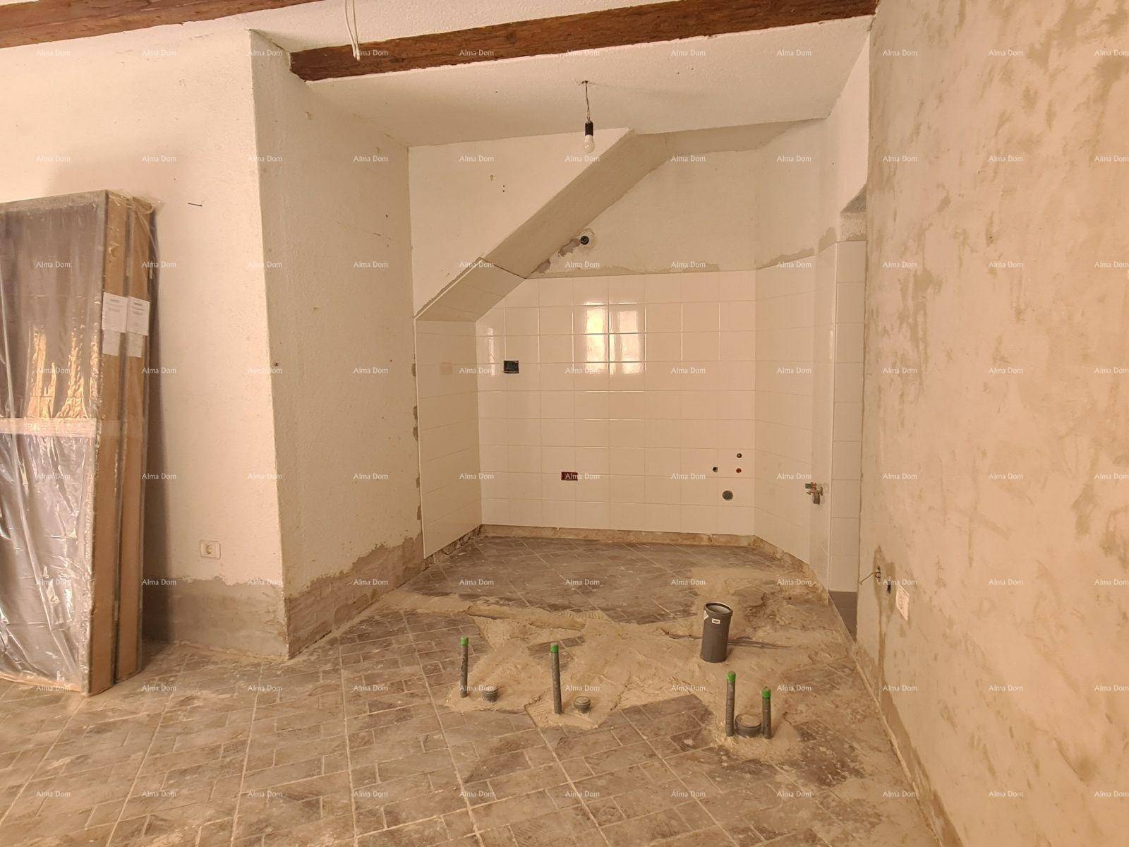 Küche im Rohbau mit weißen Wandfliesen, Dachschräge und Installationsvorbereitungen.