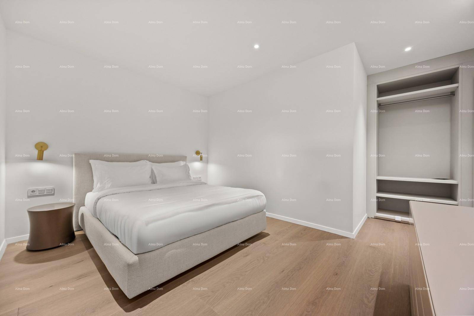 Modernes Schlafzimmer mit Holzboden, Einbauregalen und schlichter, eleganter Möblierung.