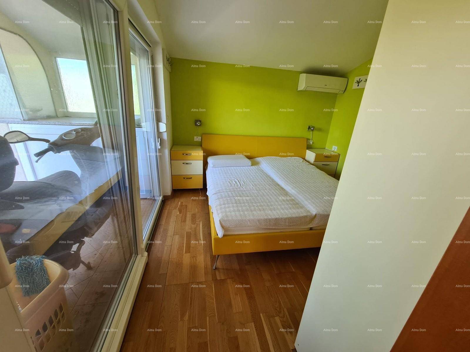 Schlafzimmer mit Doppelbett und einer großen Glastür, die zu einem Außenbereich führt.