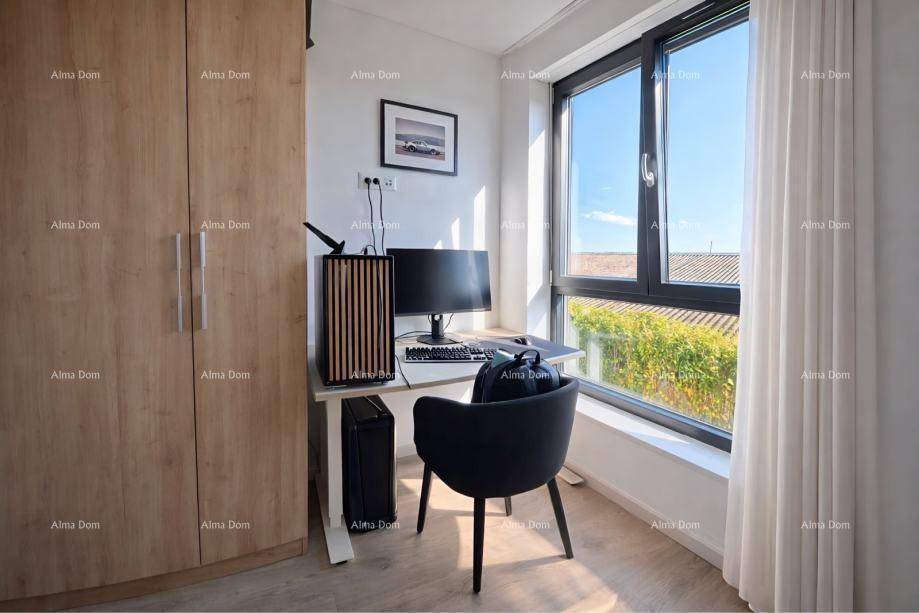 Heller Arbeitsbereich mit Schreibtisch, Computer und großem Fenster, das eine angenehme Arbeitsatmosphäre schafft.