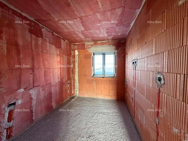 Innenraum im Rohbau mit Ziegelwänden und vorbereiteten Installationen.