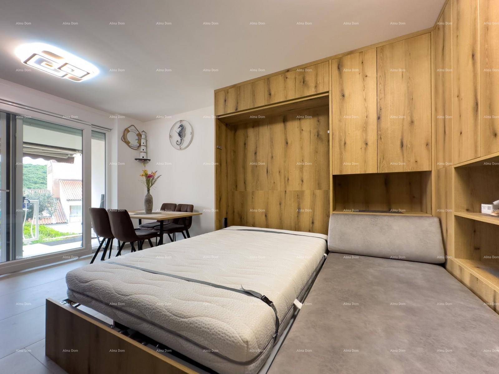 Heller Wohnbereich mit ausziehbarem Bett, Holzwänden und Zugang zum Balkon.