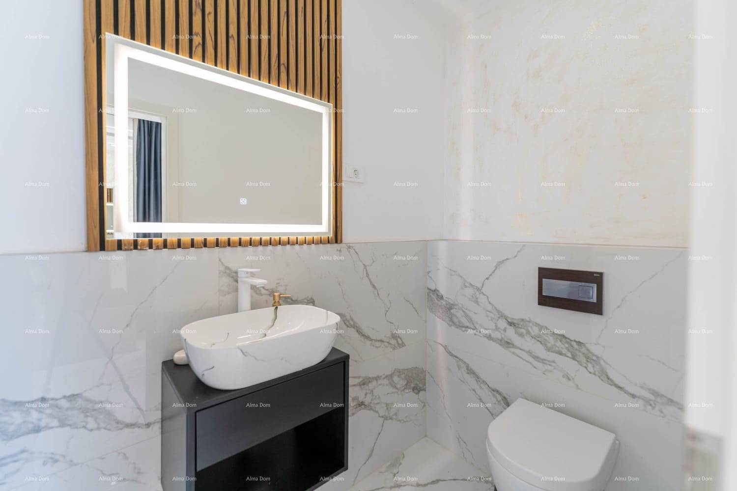 Modernes Gäste-WC mit eleganten Marmorfliesen, Aufsatzwaschbecken und beleuchtetem Spiegel.