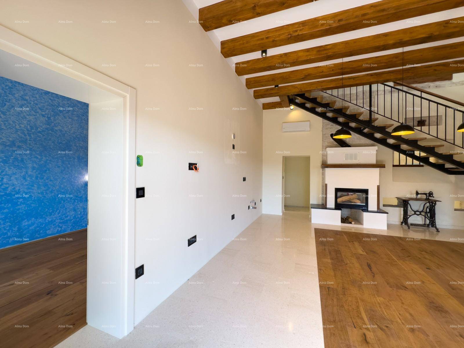 Geräumiger Wohnbereich mit Holzbalkendecke, modernem Kamin und offener Treppe.