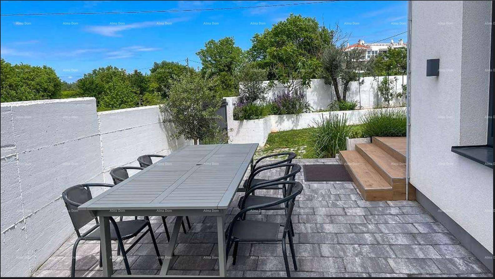 Geräumige Terrasse mit großem Esstisch und Stühlen für Mahlzeiten im Freien.