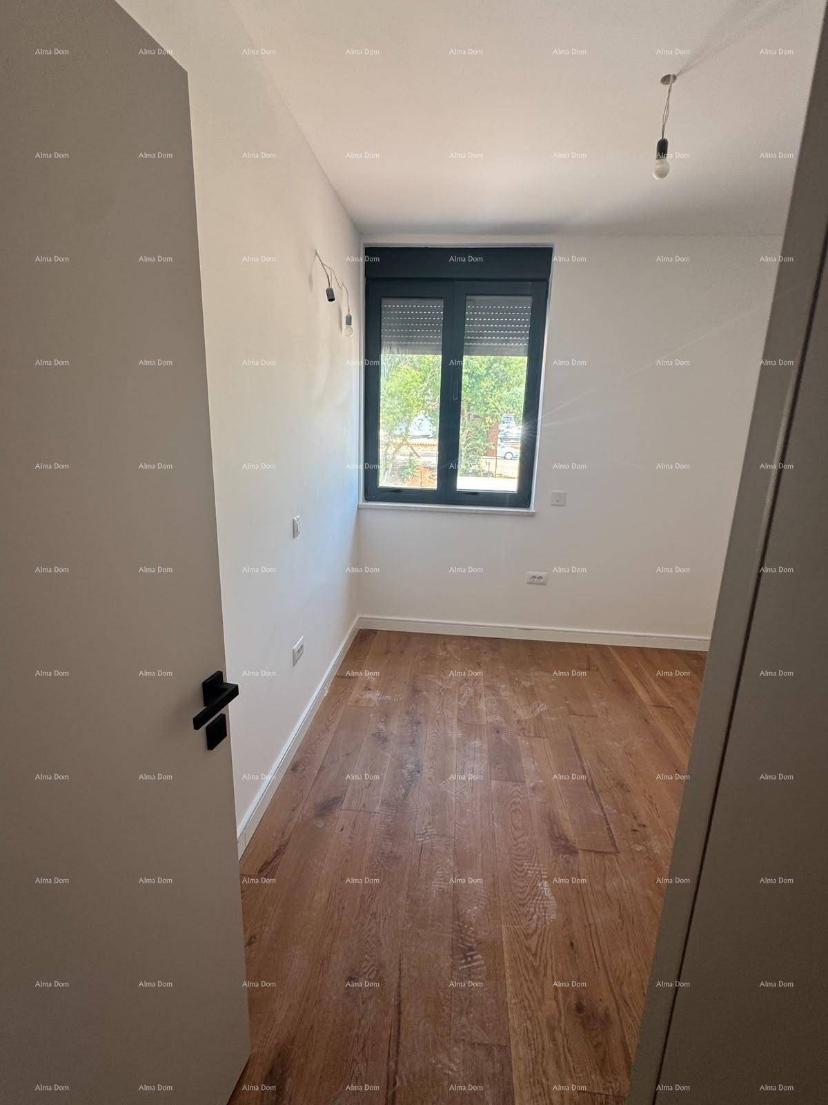 Schlafzimmer mit Holzboden und Fenster, das viel natürliches Licht hereinlässt.