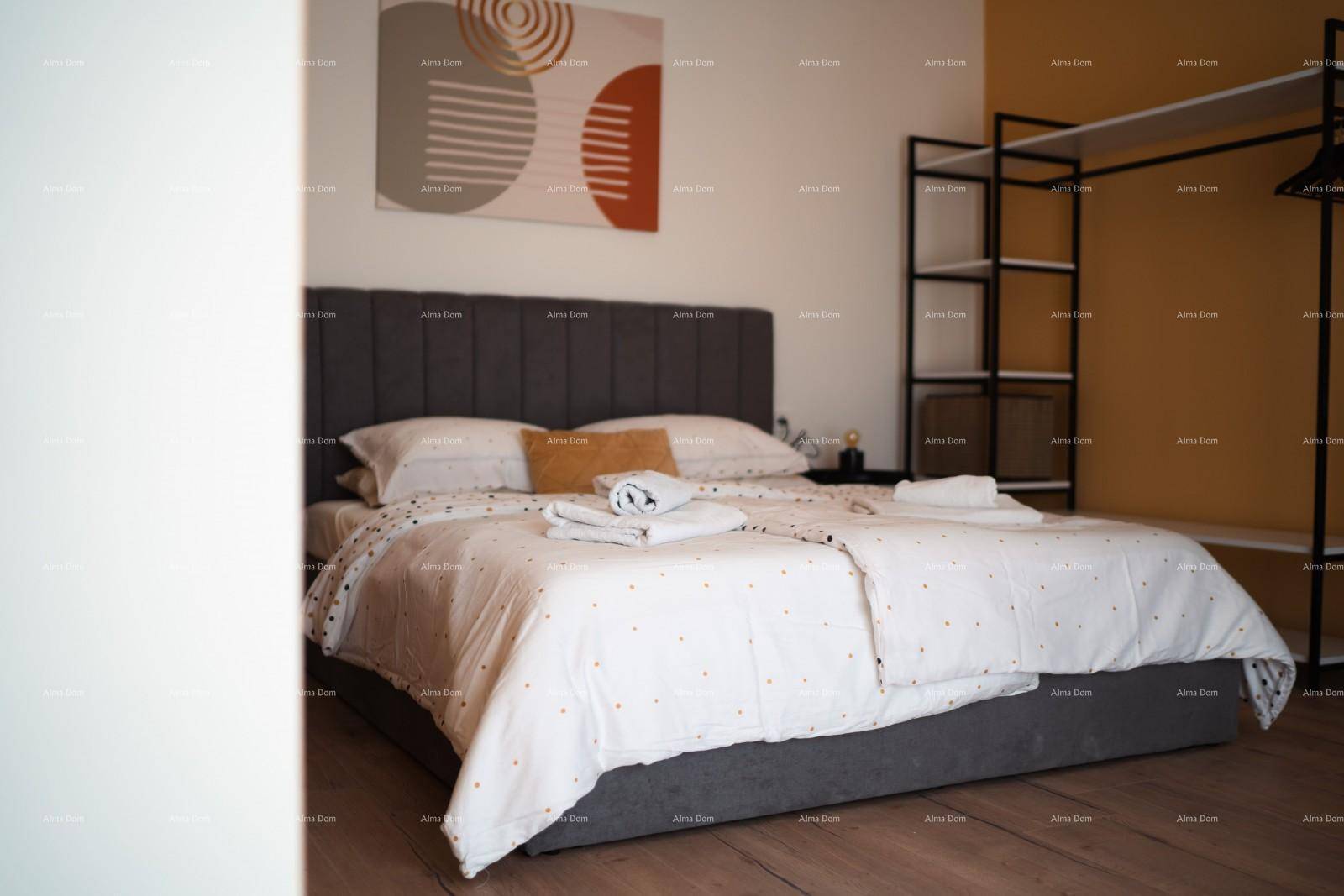Nahaufnahme des Bettes im Schlafzimmer mit sauberer Bettwäsche und Nachttisch.
