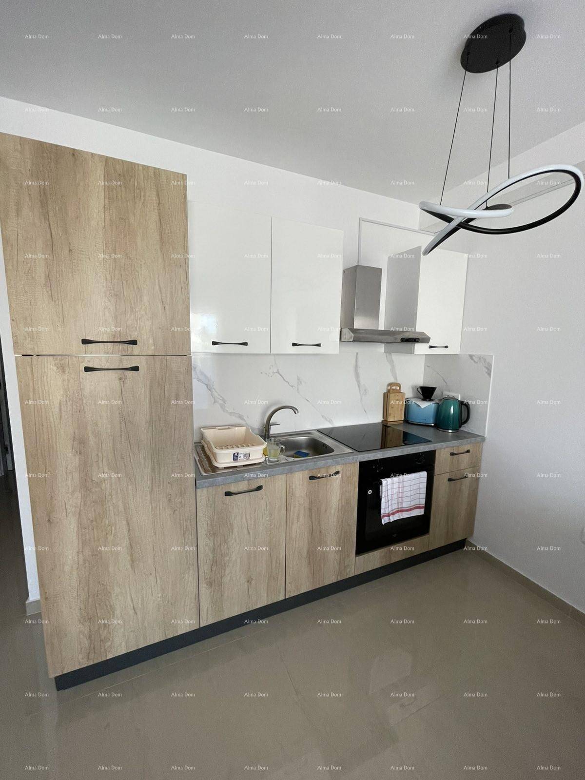 Funktionale Küche mit Holz- und weißen Schränken, ausgestattet mit modernen Geräten.