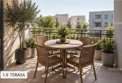 Möblierter Balkon mit Sitzgelegenheiten und Blick auf die umliegenden Gebäude.