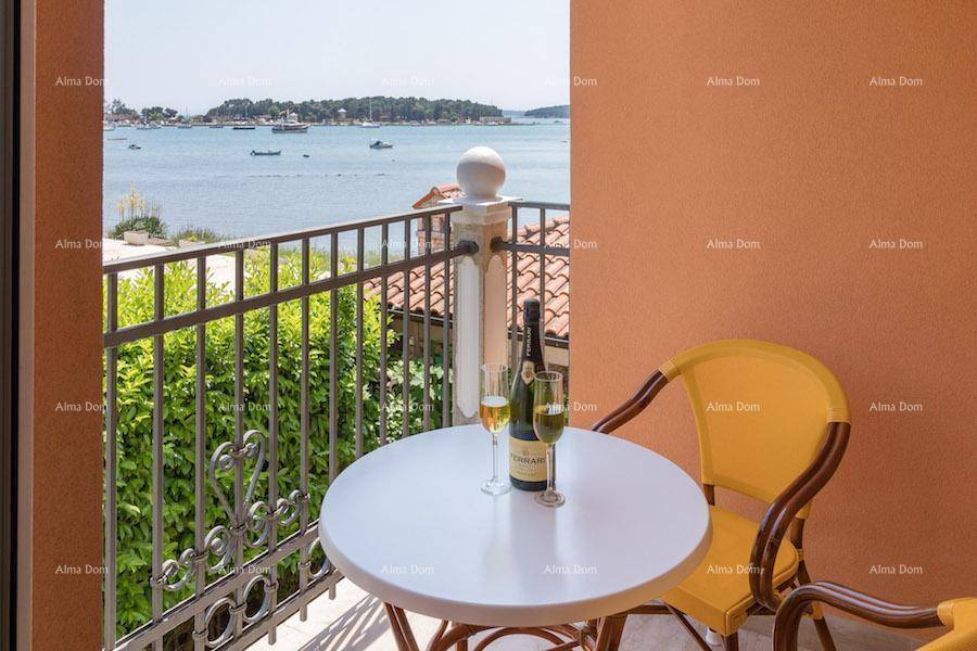 Kleiner Balkon mit Sitzgelegenheiten und einem wunderschönen Blick auf das Meer und die Küste.