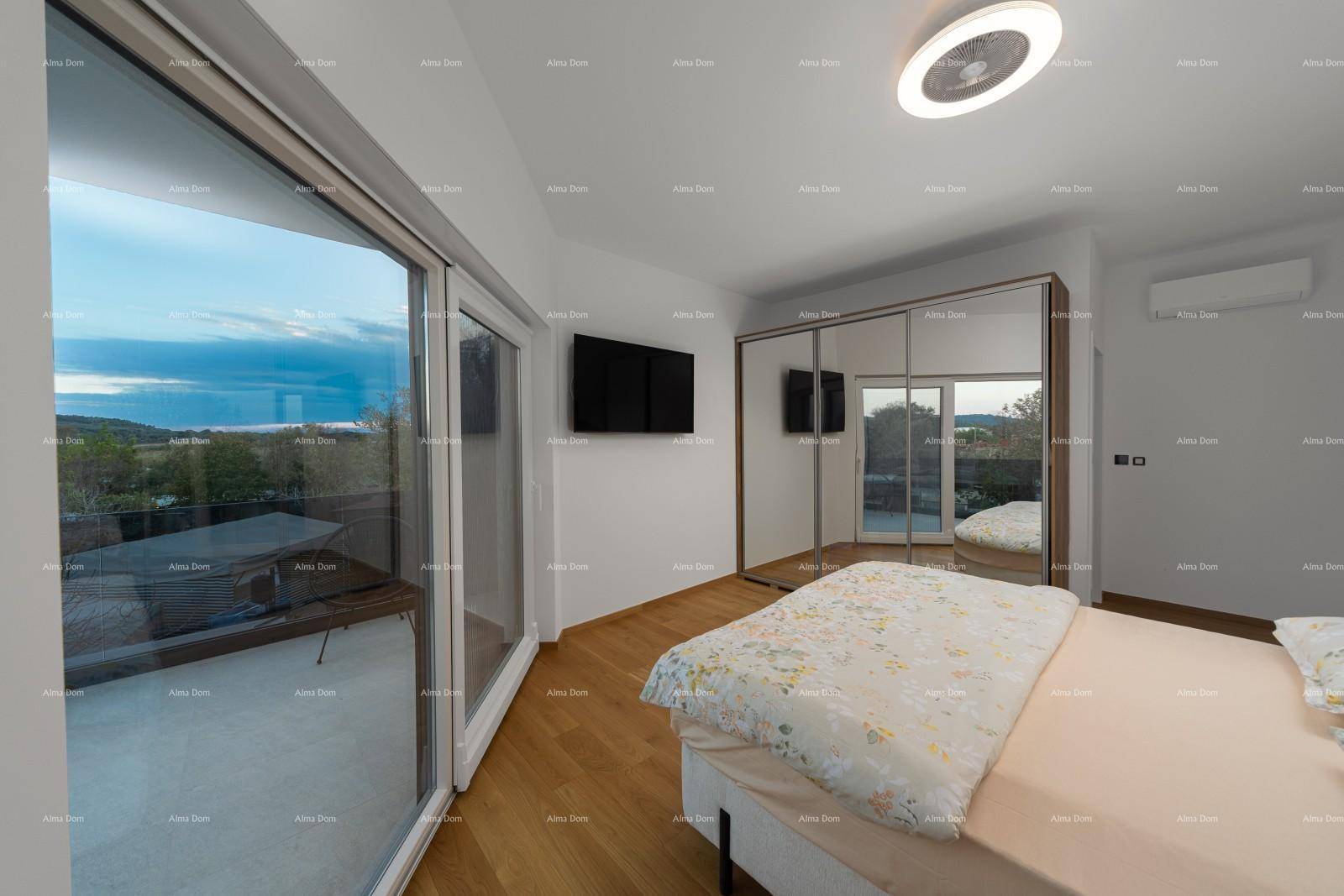 Schlafzimmer mit Spiegelschrank und großen Schiebetüren, die zum Balkon führen.