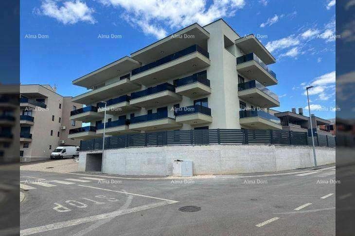 Modernes Apartmentgebäude mit mehreren Balkonen und Flachdach in städtischer Umgebung.