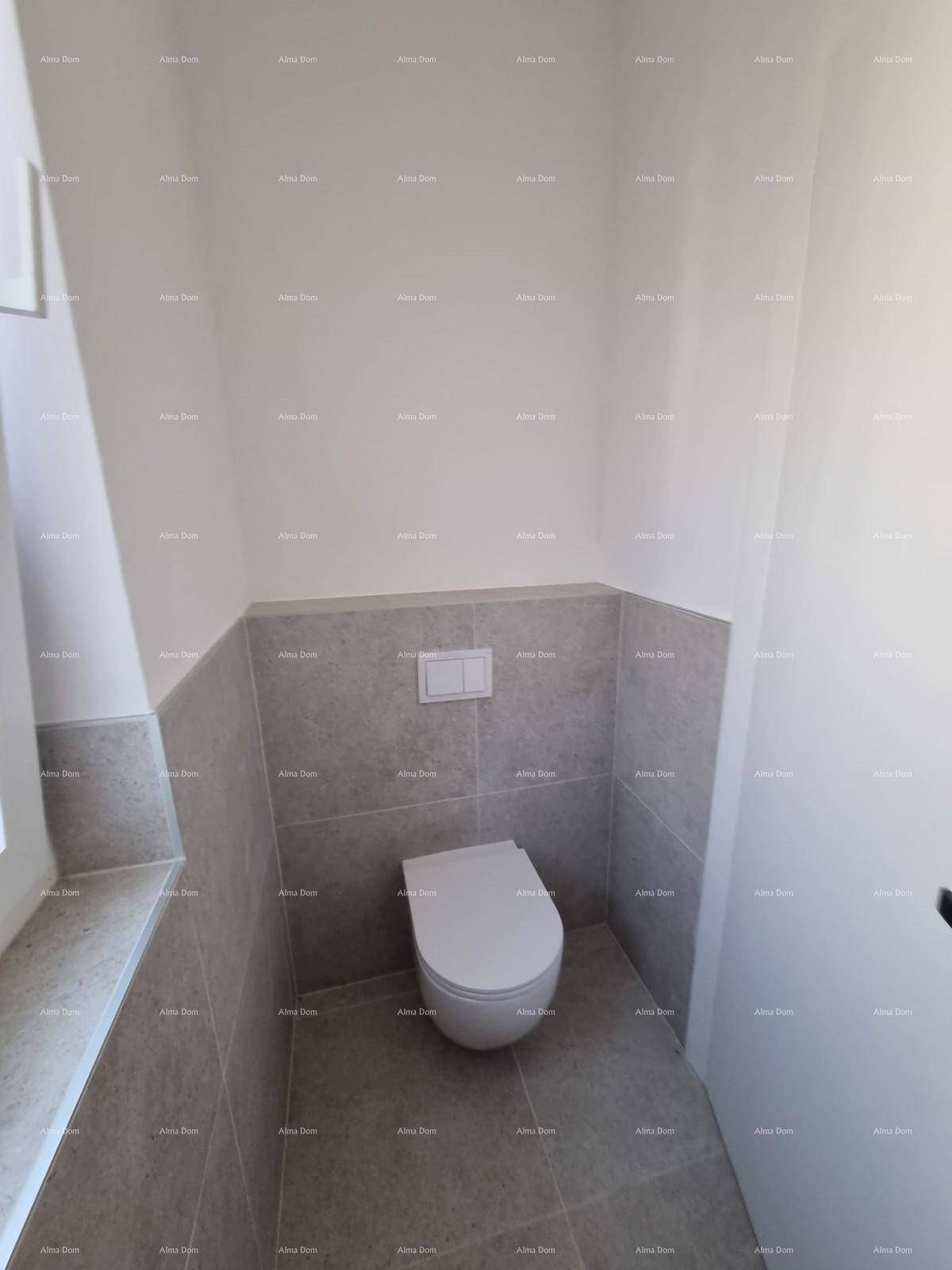 Helles Gäste-WC mit Wand-WC und halbhohen Fliesen an den Wänden.
