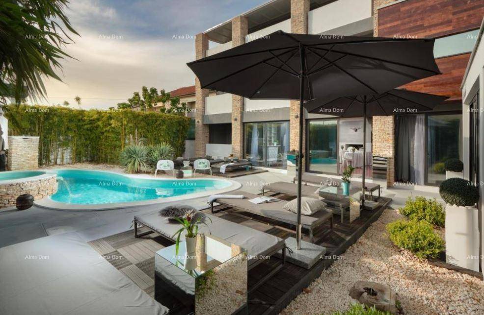 Großzügige Poolterrasse mit Sonnenschirmen, Liegestühlen und Kiesbeet für entspannte Stunden im Freien.