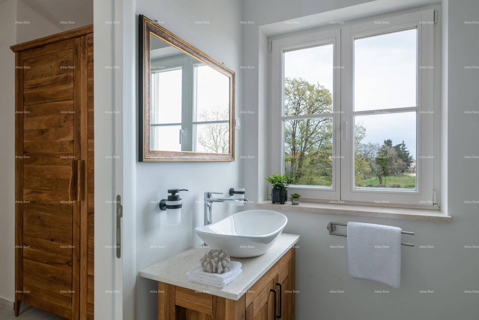 Modernes Badezimmer mit Aufsatzwaschbecken, Holzunterschrank und großem Fenster.