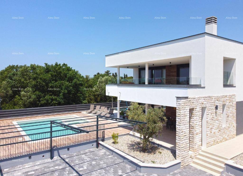 Elegante Villa mit moderner Architektur, großem Poolbereich und gepflegter Außenanlage.