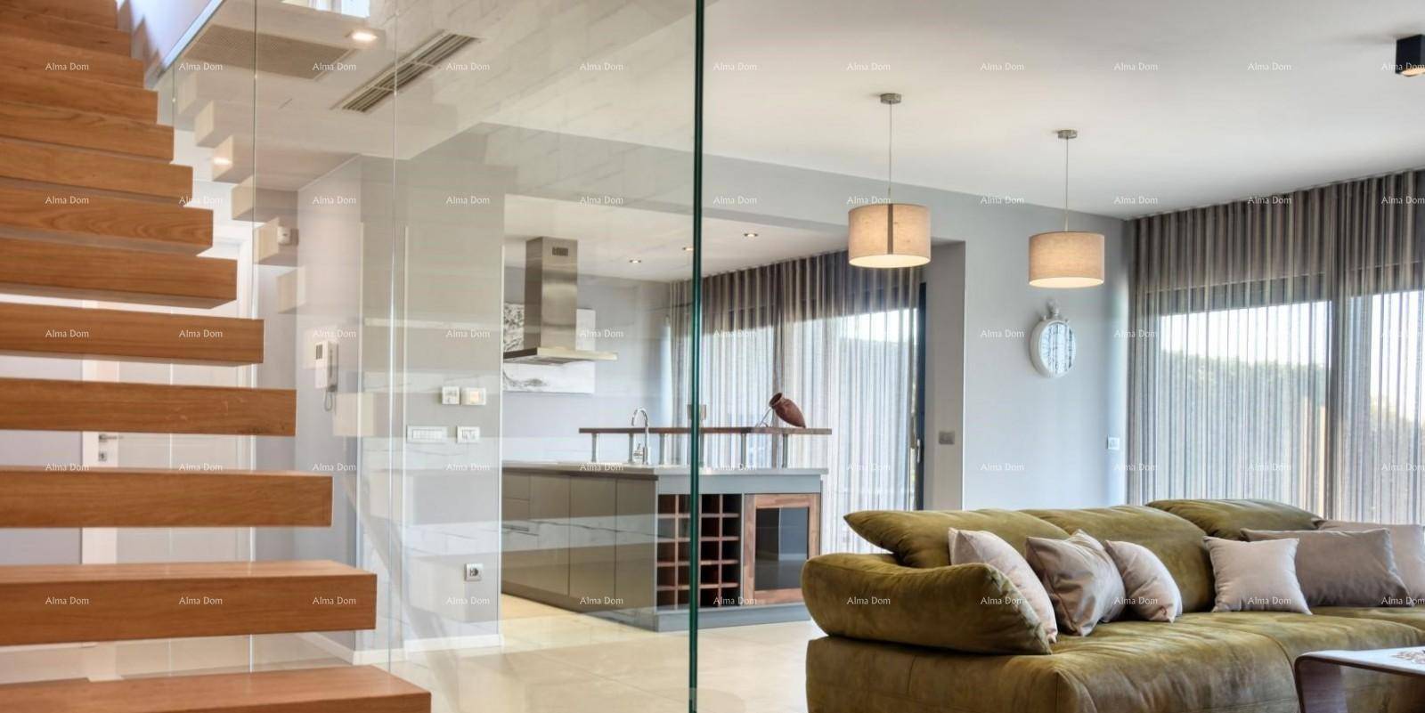 Offener Wohnbereich mit moderner Treppe, großem Sofa und Blick auf die integrierte Küche.