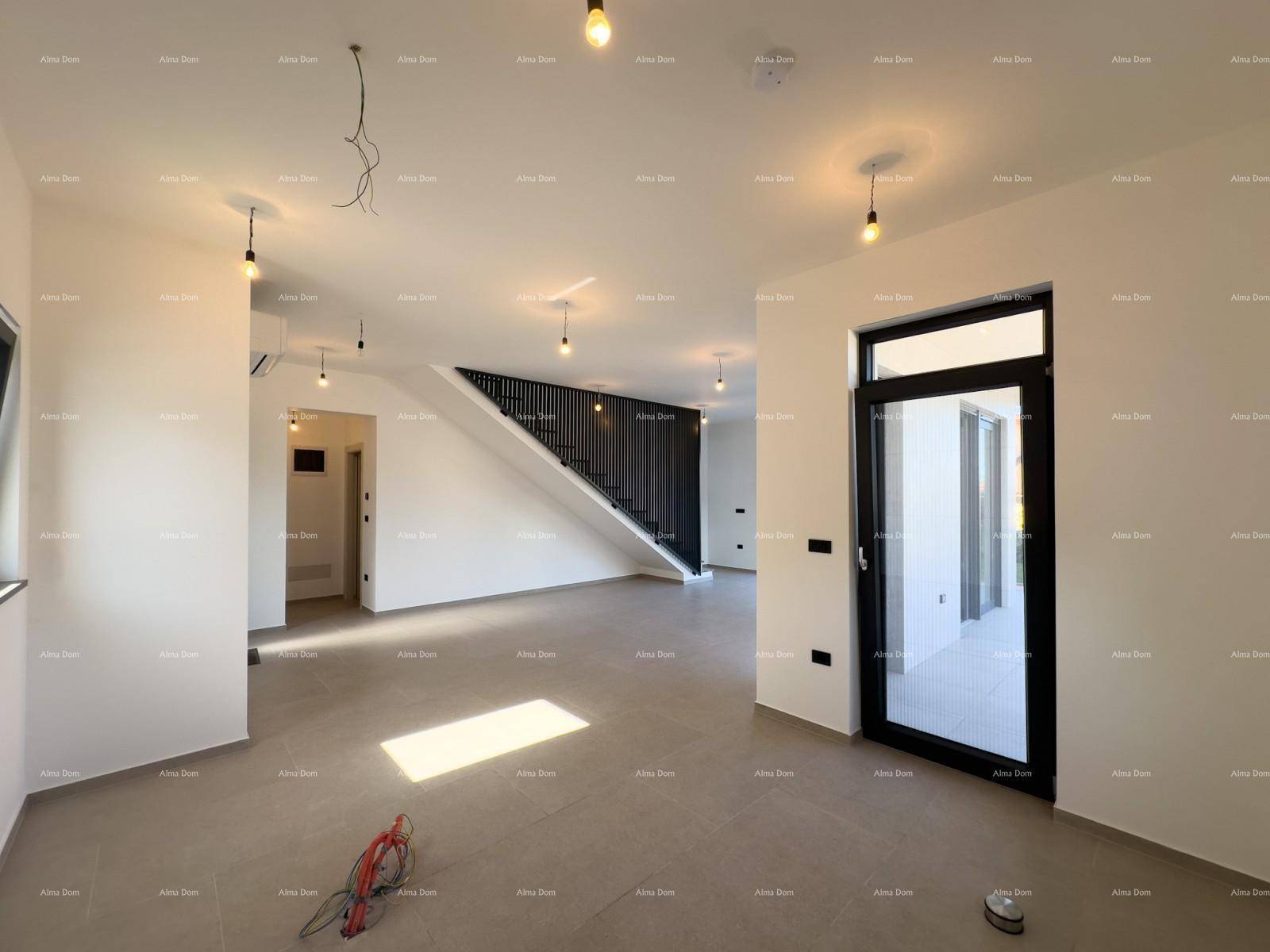 Großer, heller Wohnbereich mit moderner Treppe und Zugang zum Außenbereich.