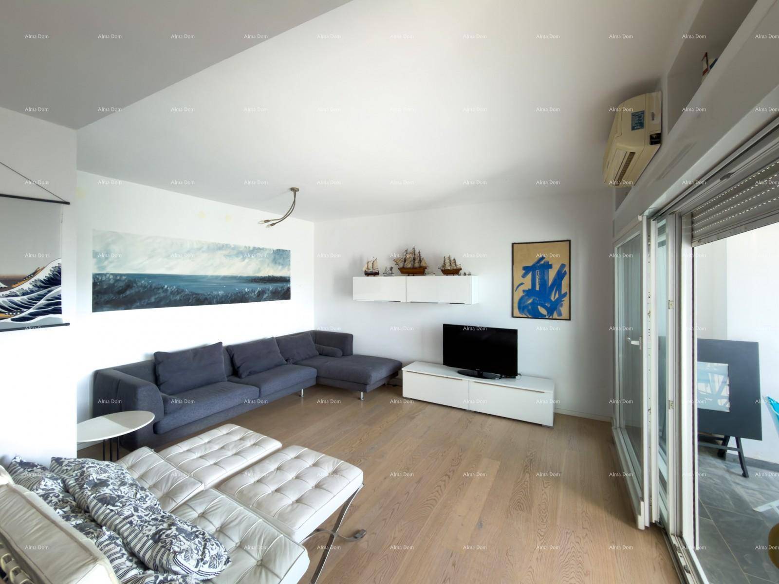 Helles Wohnzimmer mit moderner Einrichtung, Holzboden und großen Fenstern zum Balkon.