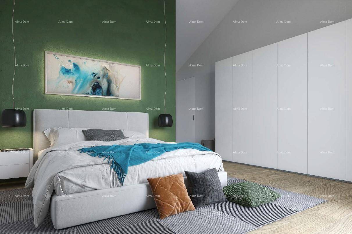 Modernes Schlafzimmer mit grüner Akzentwand, großem Bett und integrierten weißen Kleiderschränken.