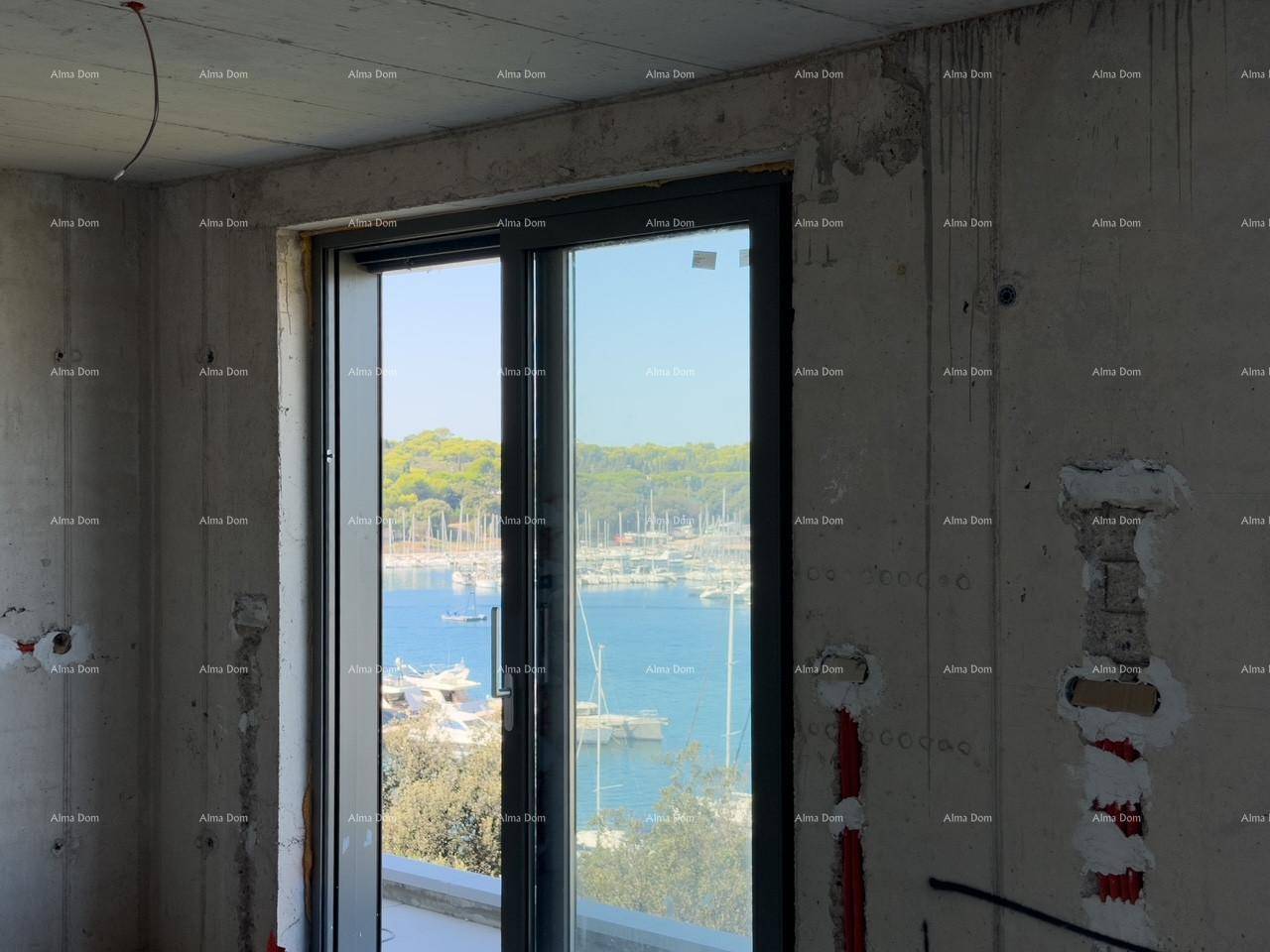 Großes Fenster im Wohnzimmer mit klarem Blick auf den Yachthafen und die umliegende Natur.