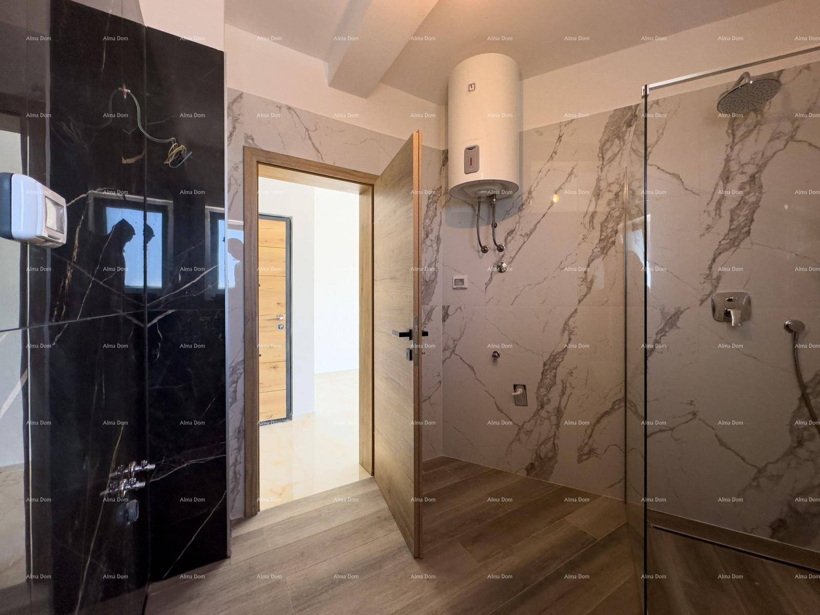 Geräumiges Badezimmer mit eleganten Marmorfliesen und einer modernen begehbaren Dusche.