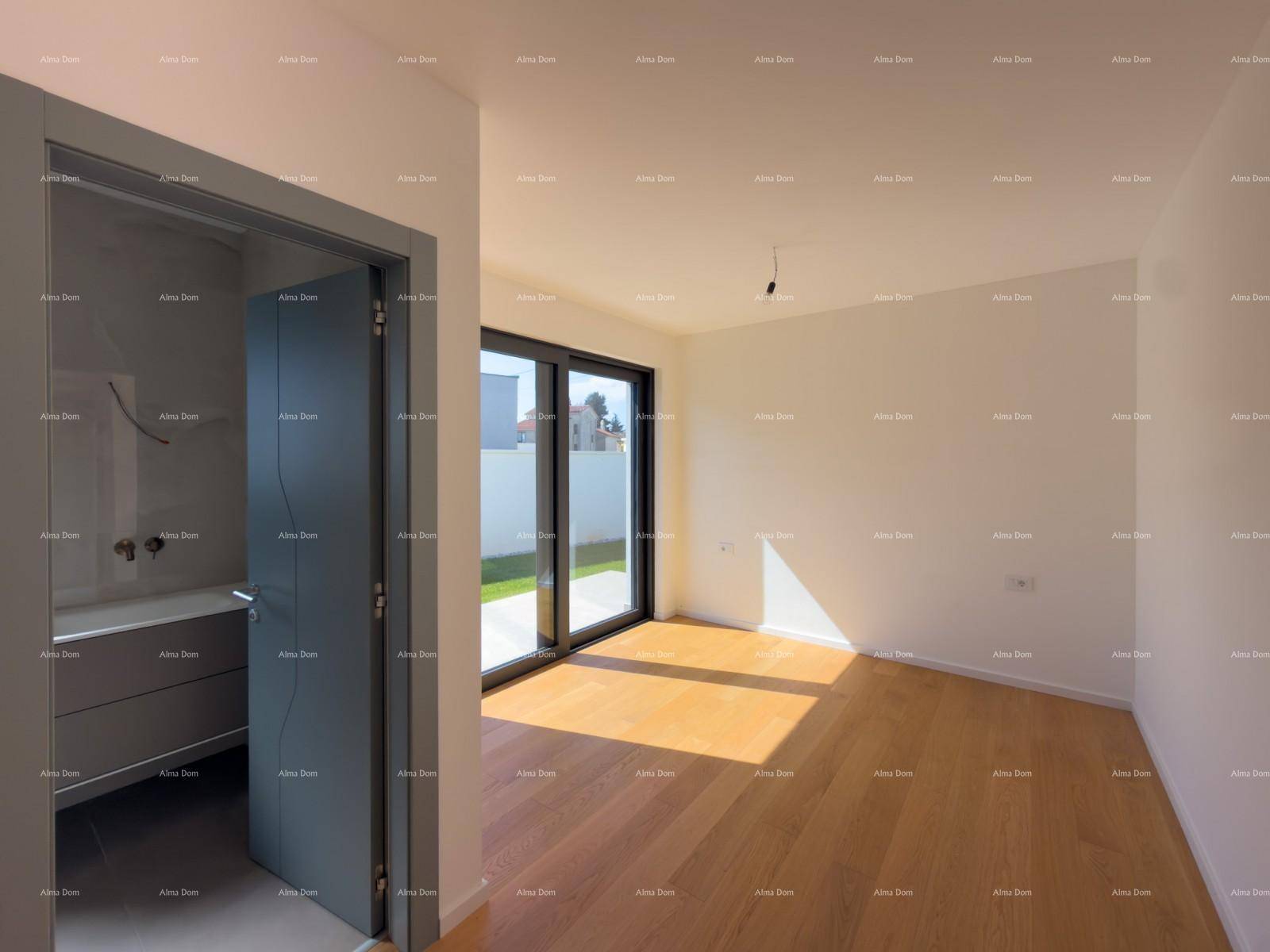 Schlafzimmer mit Holzboden und großen Schiebetüren zum Außenbereich.