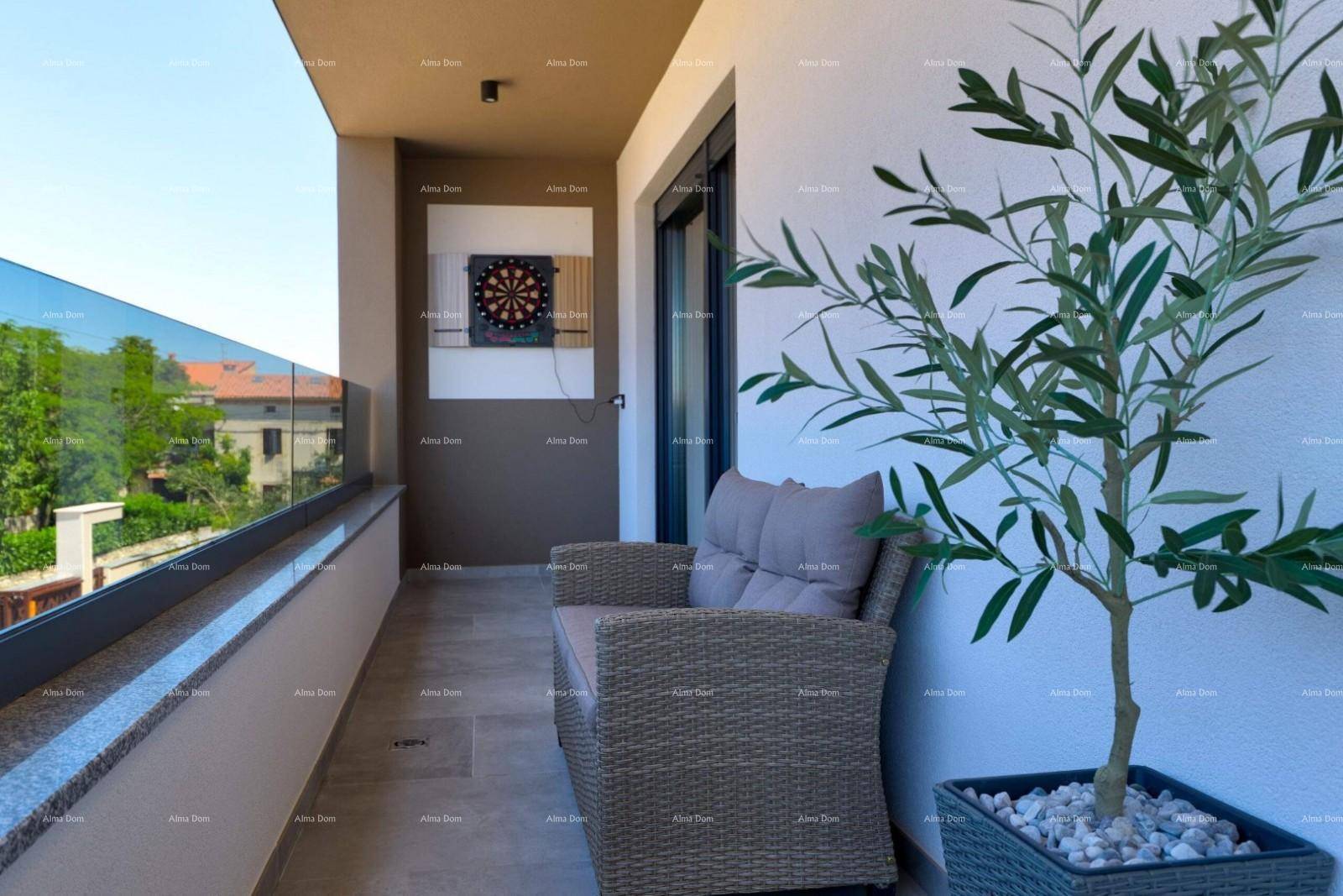 Heller Balkon mit Sitzgelegenheit, Glasgeländer und Blick auf die Umgebung.
