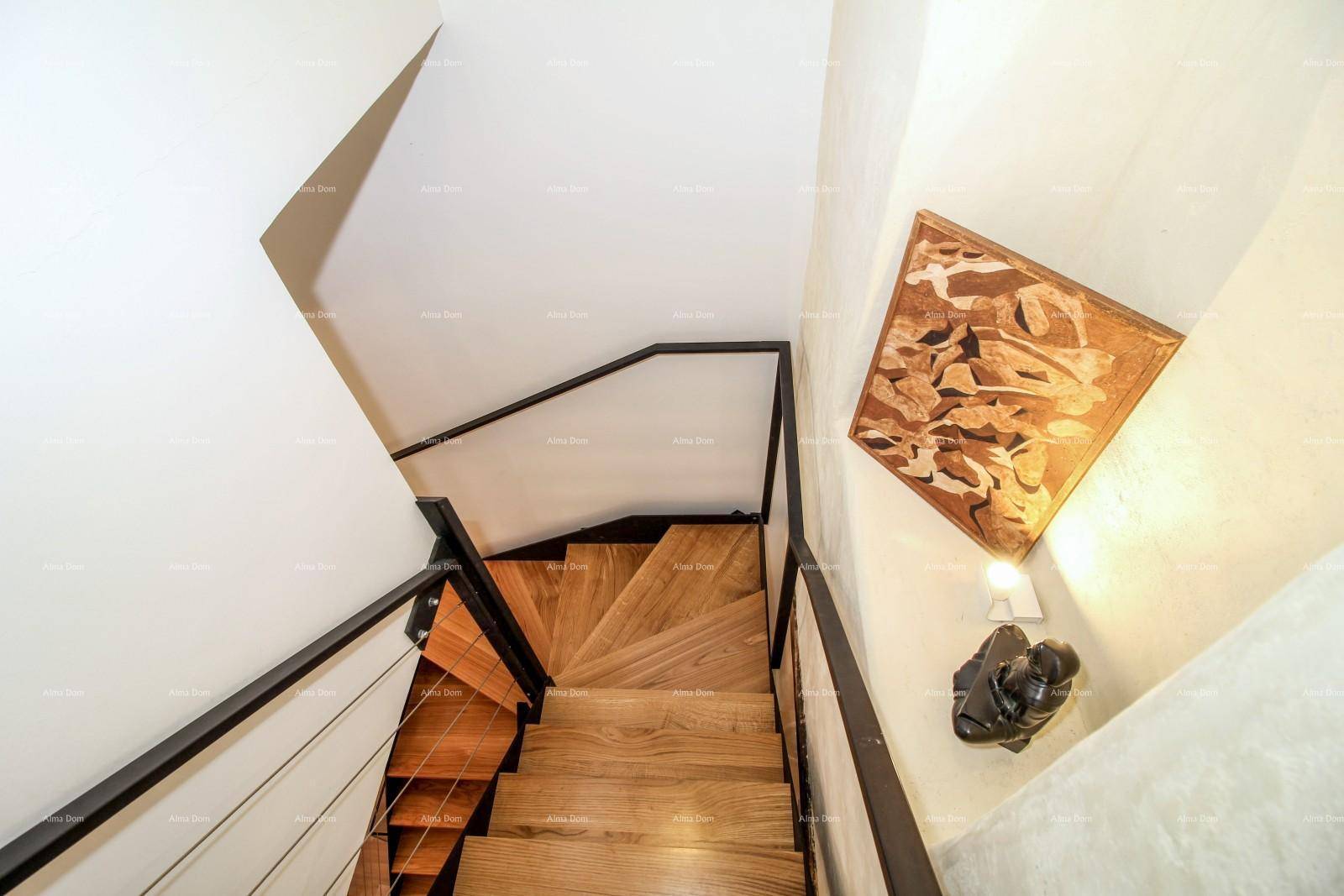 Moderne Holztreppe mit Metallgeländer, die die verschiedenen Ebenen des Hauses verbindet.