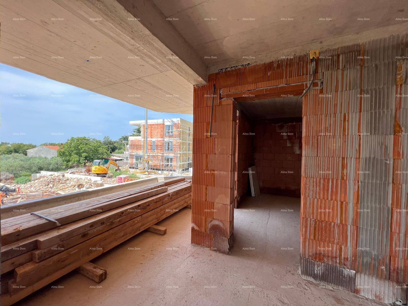 Innenraum im Rohbau mit Blick auf die Baustelle und Zugang zu einem zukünftigen Balkon.