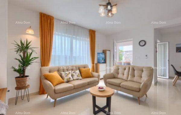 Gemütliches Wohnzimmer mit beigen Sofas, farbigen Vorhängen und Zugang zu einem Außenbereich.