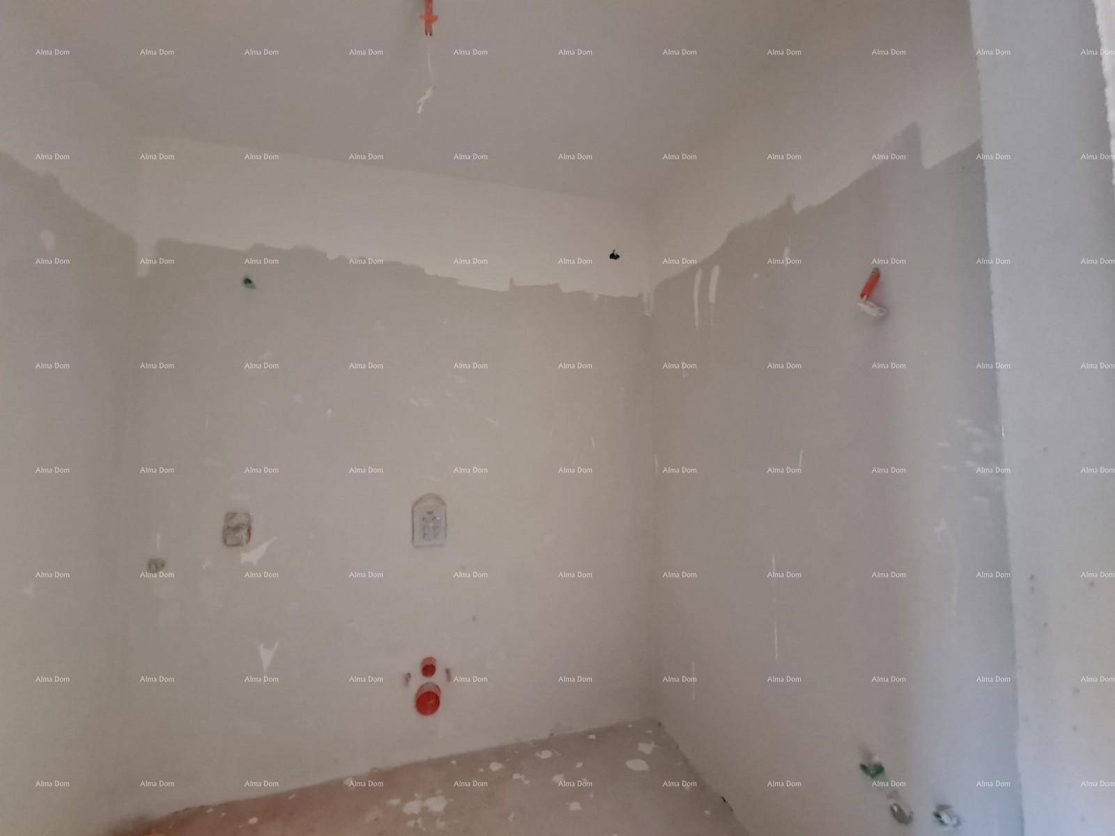 Unfertiges Badezimmer mit sichtbaren Sanitäranschlüssen, bereit für die Installation der Ausstattung.