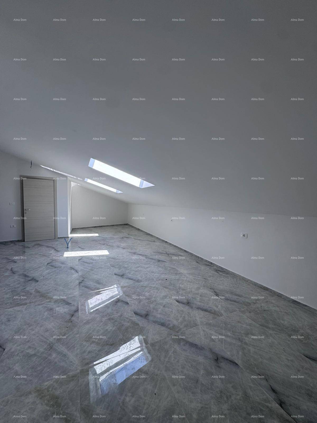Geräumiges Dachzimmer mit glänzenden Marmorfliesen, schrägen Wänden und mehreren Dachfenstern.