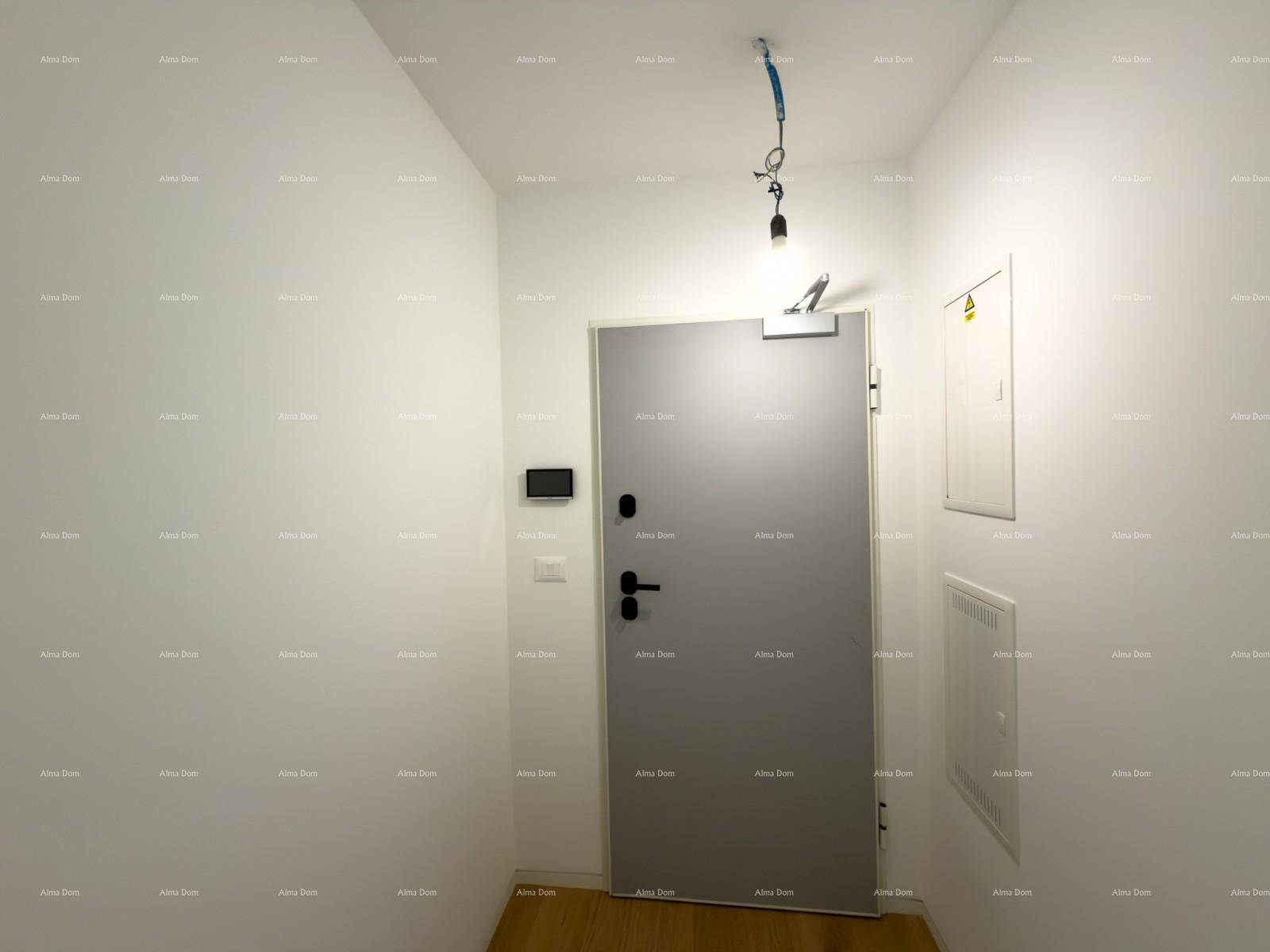 Eingangsbereich mit moderner Sicherheitstür und Sicherungskasten an der Wand.
