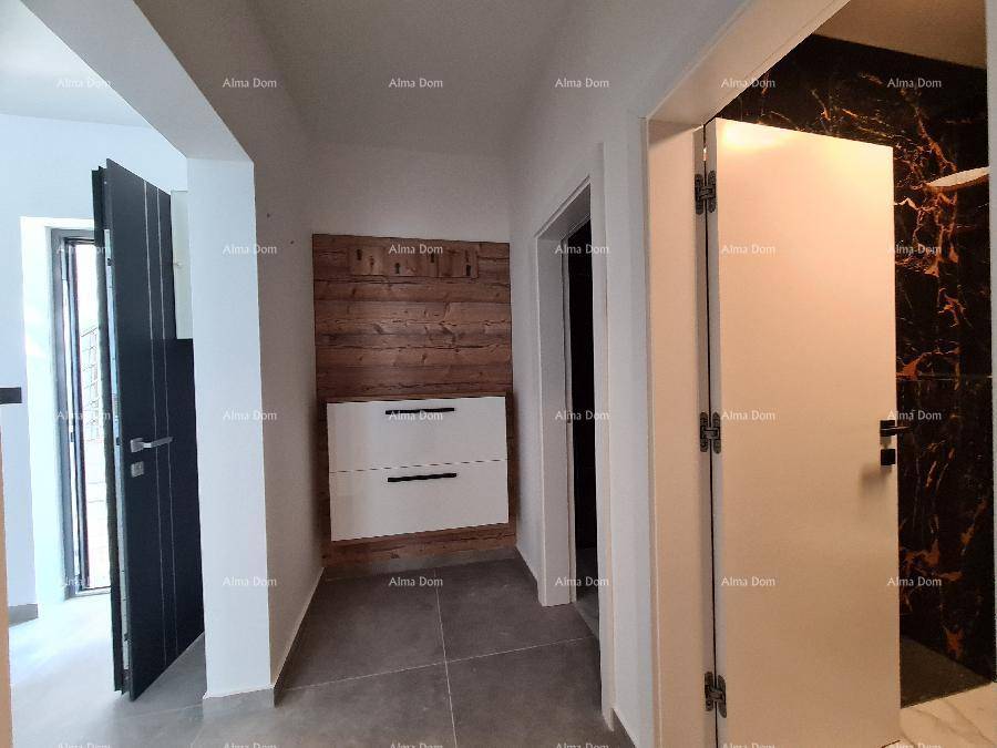 Heller Eingangsbereich mit modernem Einbauschrank und Zugang zu weiteren Räumen.