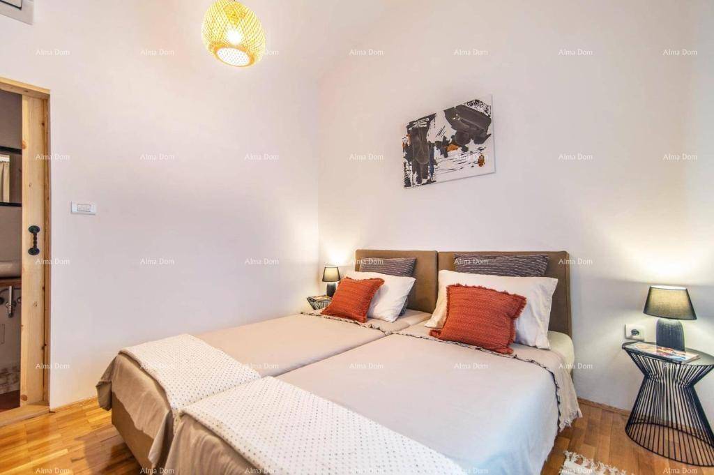 Gemütliches Schlafzimmer mit zwei Einzelbetten, Nachttischen und moderner Beleuchtung.