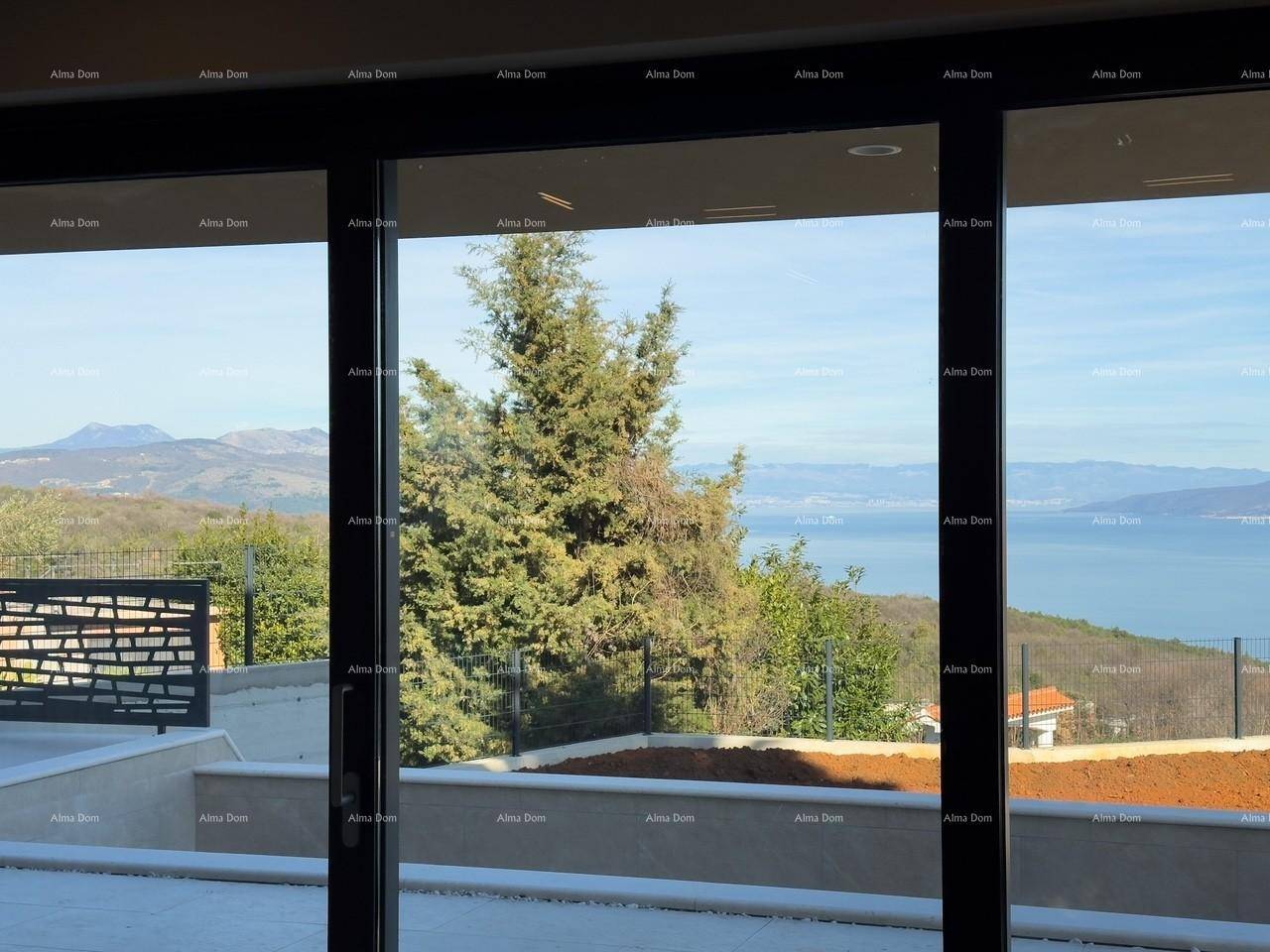 Weitläufiger Meerblick und Bergblick durch die großen Fenster des Wohnbereichs.