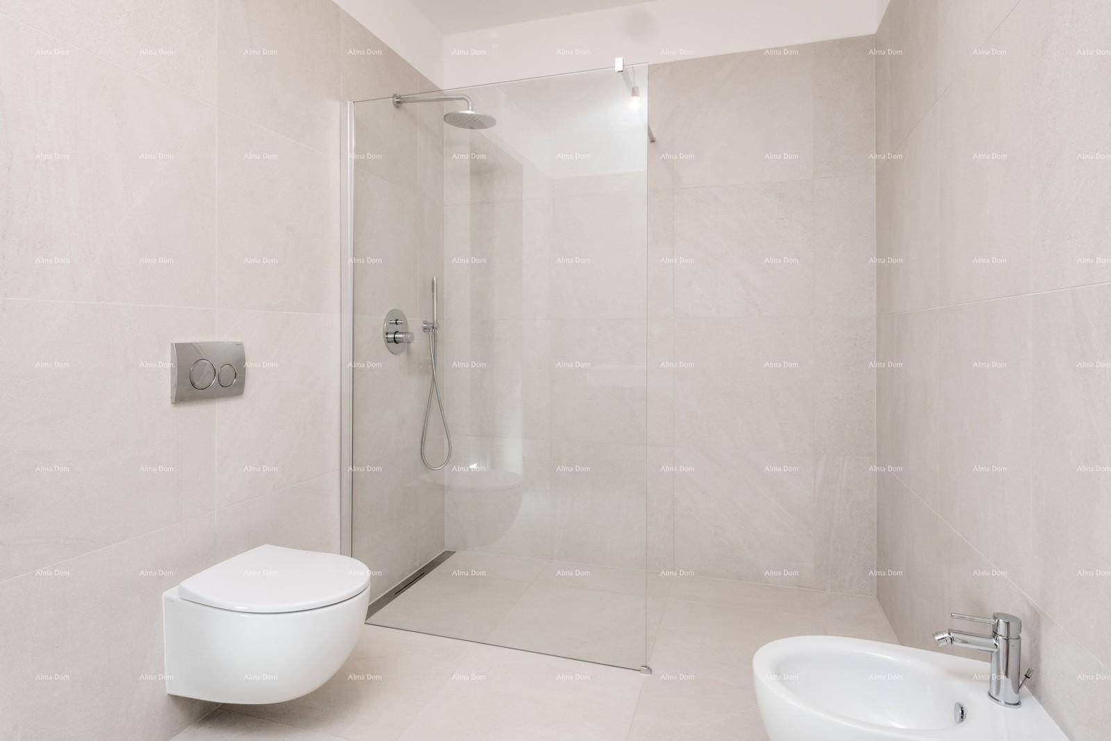 Modernes Badezimmer mit ebenerdiger Dusche, Wand-WC und Bidet in hellem Design.