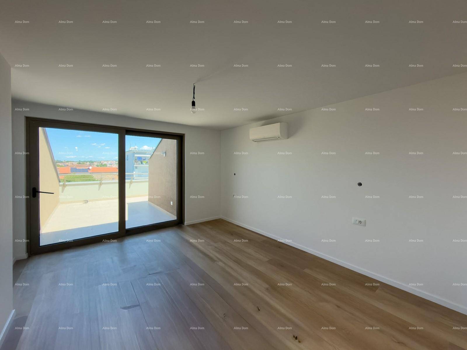 Helles Zimmer mit Holzboden, Klimaanlage und großem Schiebetürzugang zu einer Terrasse.