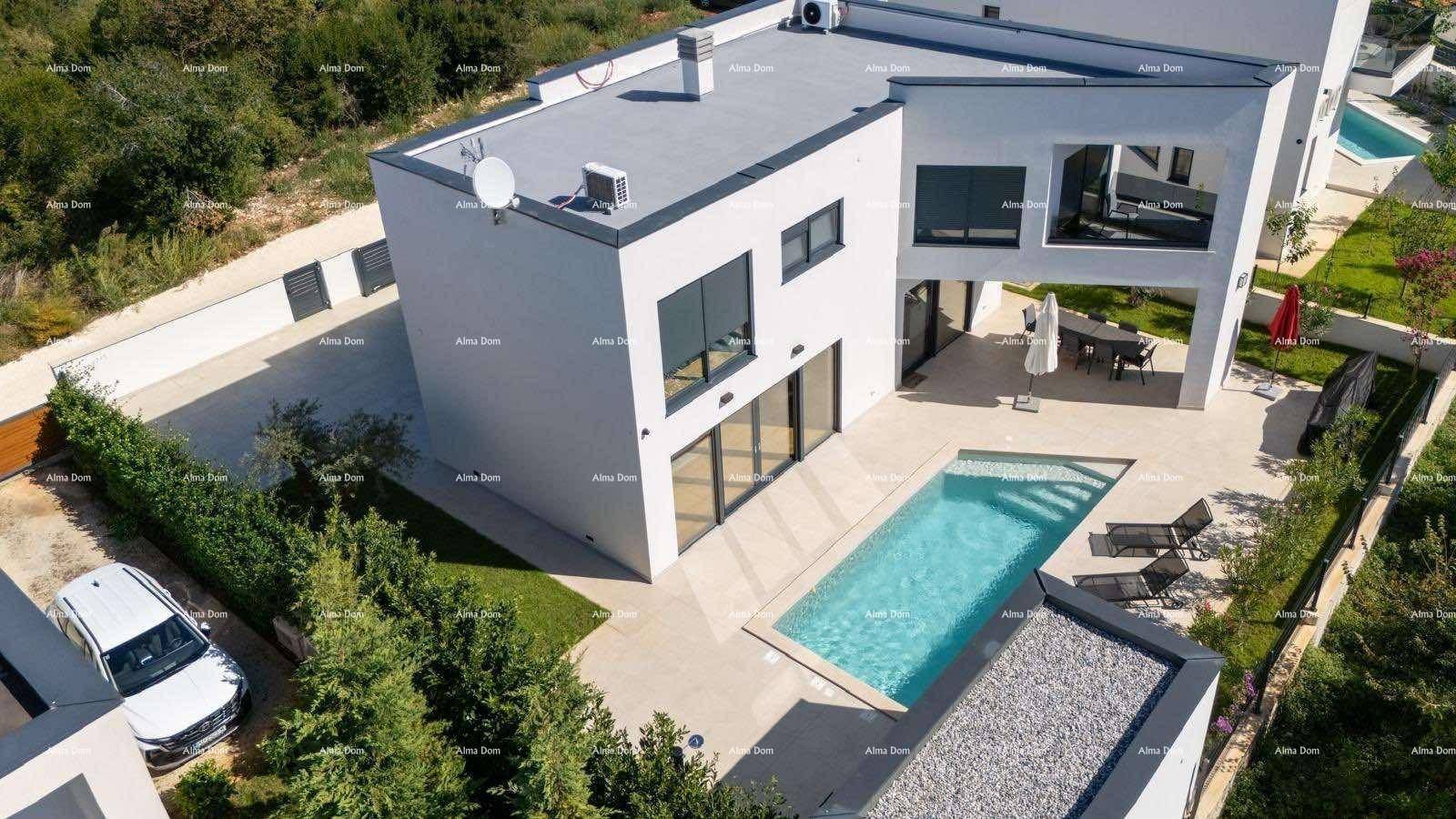 Luftaufnahme einer modernen Villa mit privatem Pool und weitläufiger Sonnenterrasse.