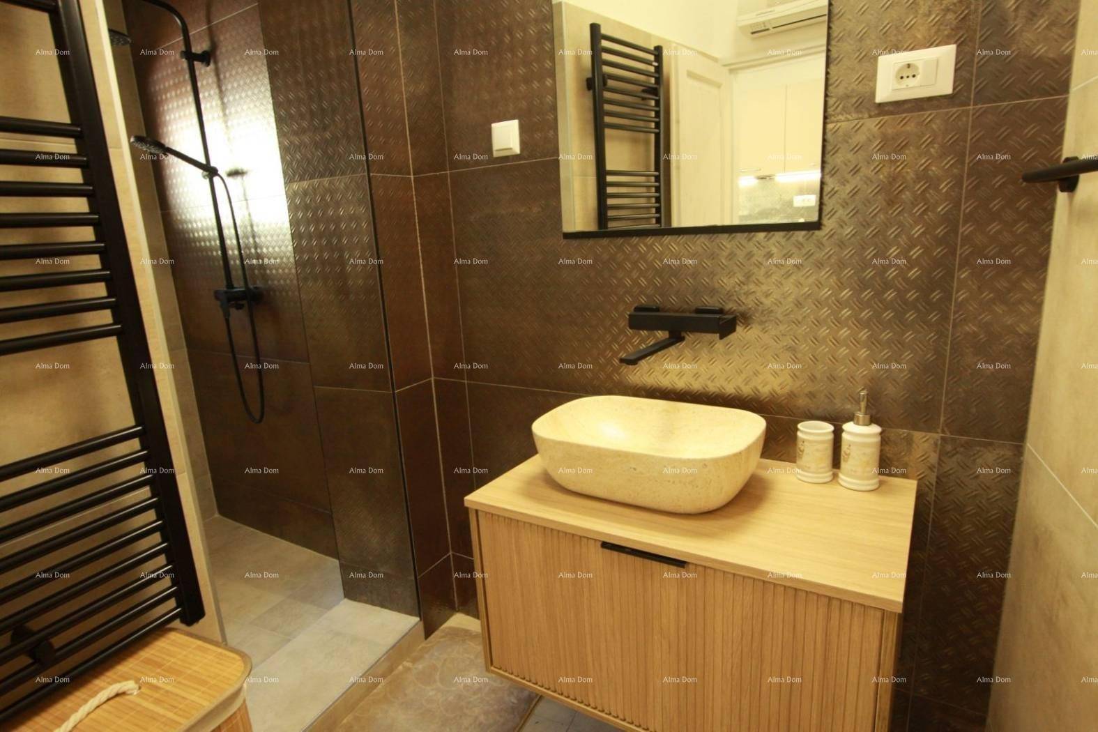 Modernes Badezimmer mit Aufsatzwaschbecken, beheiztem Handtuchhalter und Duschbereich.