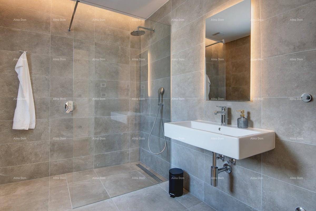 Modernes Badezimmer mit begehbarer Dusche, Wandwaschbecken und grauen Fliesen.