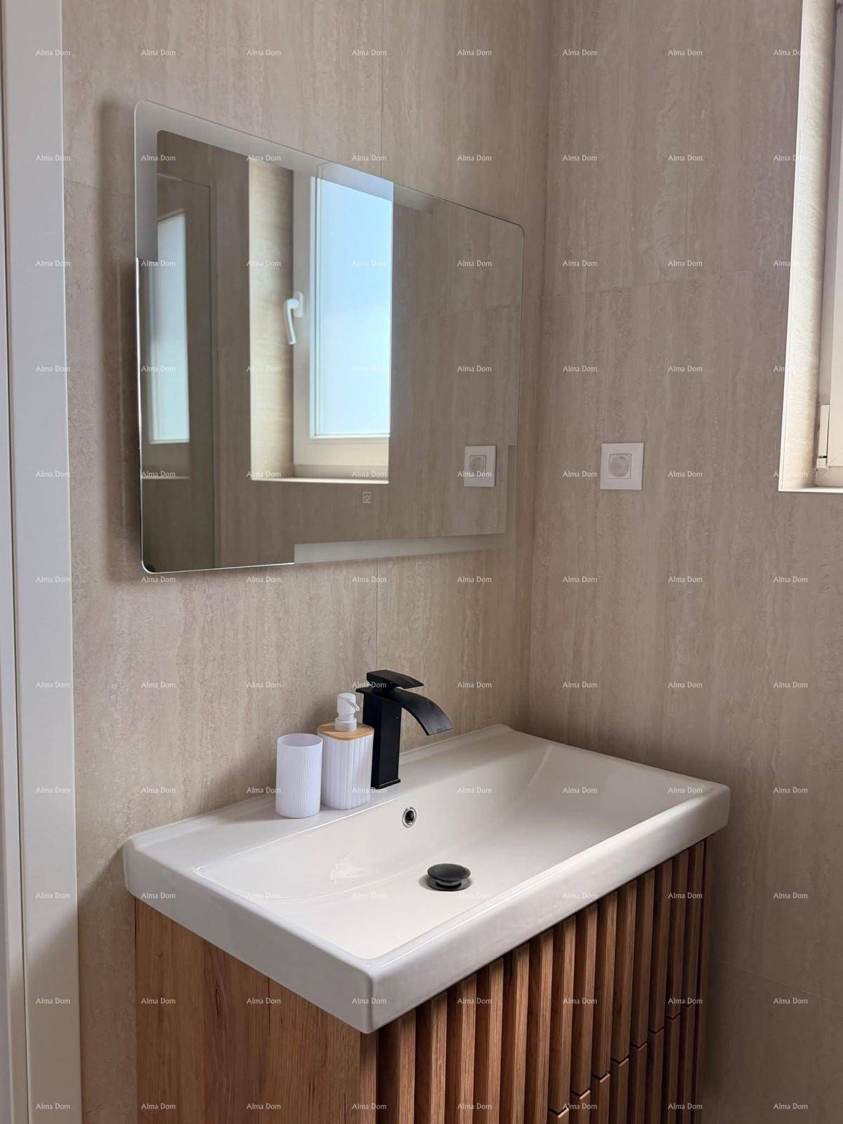 Moderner Waschtisch mit elegantem Spiegel und schwarzer Armatur im hellen Badezimmer.