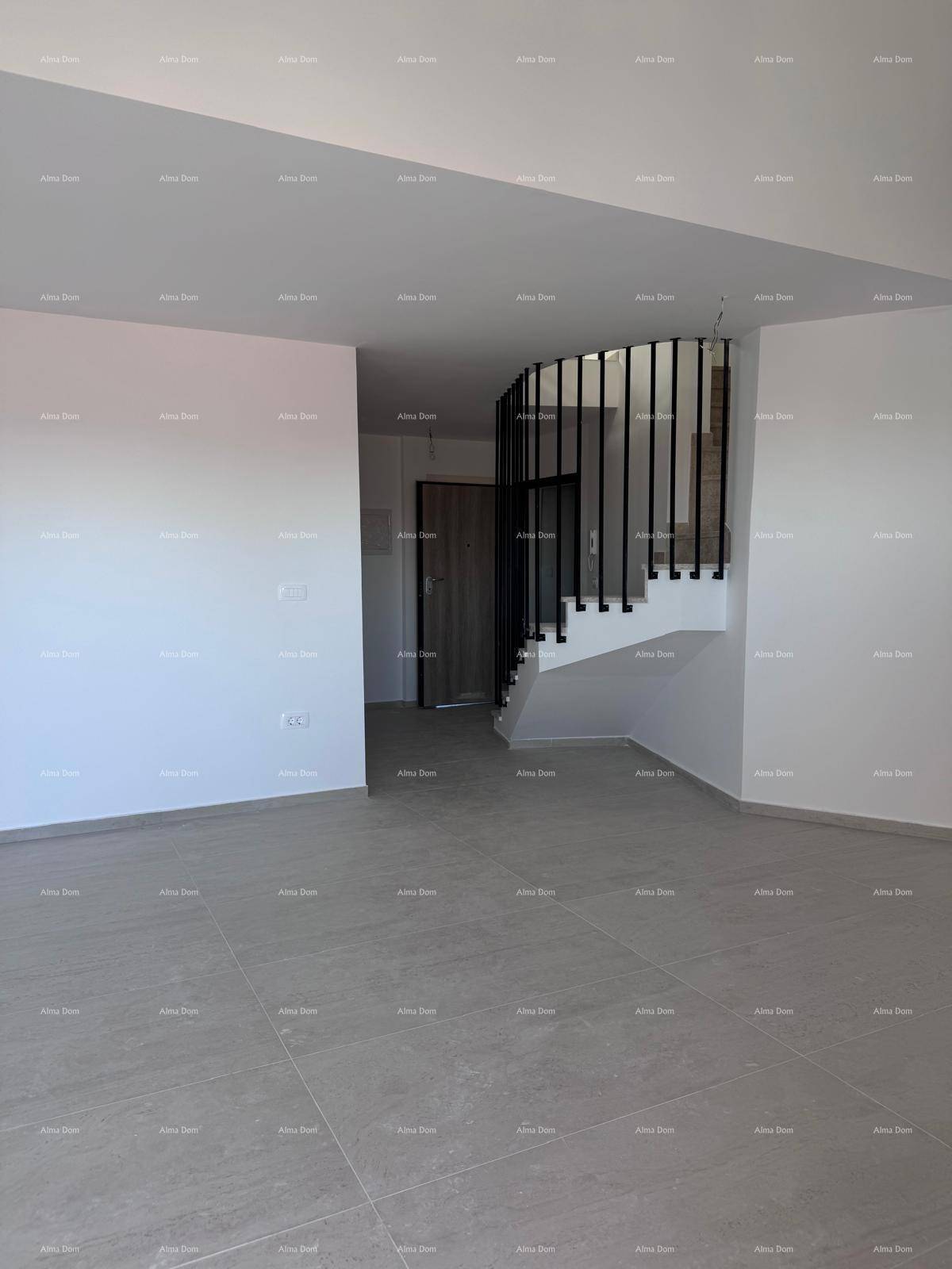 Moderner Wohnbereich mit hellgrauen Fliesen und einer eleganten Treppe mit schwarzem Geländer.